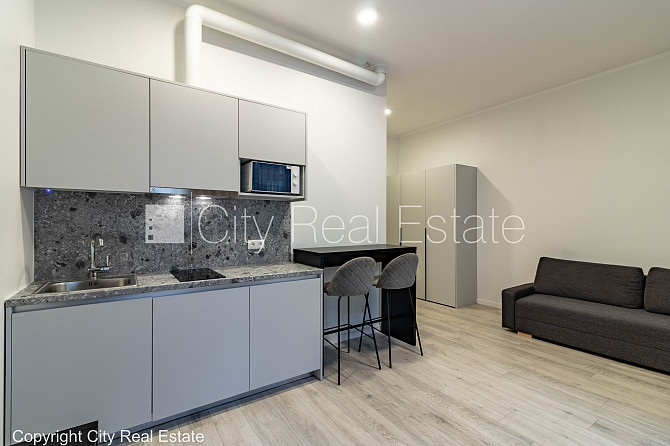 Pagalma māja, renovēta māja, ir lifts, kāpņu telpa pēc kapitālā remonta, studio tipa, Rīga - foto 1