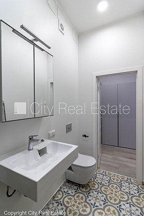 Pagalma māja, renovēta māja, ir lifts, kāpņu telpa pēc kapitālā remonta, studio tipa, Rīga - foto 10