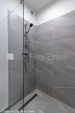 Pagalma māja, renovēta māja, slēgta teritorija, ir lifts, kāpņu telpa pēc kapitālā Rīga - foto 7