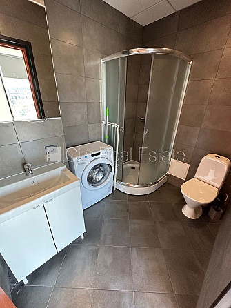 Jaunceltne, fasādes māja, ieeja no ielas, ir lifts, kāpņu telpa pēc kosmētiskā remonta, Rīga - foto 18