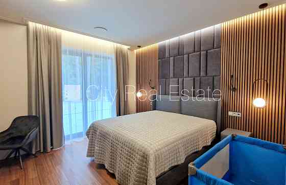 Частный дом, благоустроенная озеленённая территория, территория обнесена Юрмала