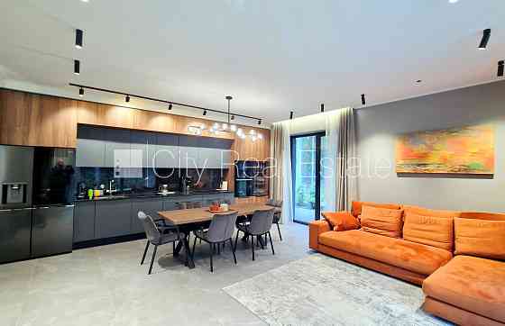 Частный дом, благоустроенная озеленённая территория, территория обнесена Юрмала