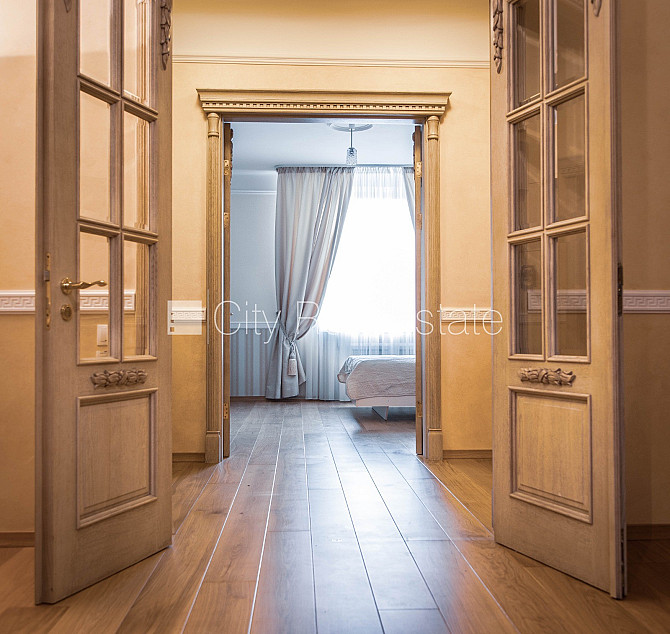 Fasādes māja, renovēta māja, vieta automašīnai, ieeja no ielas un pagalma, luksuss Rīga - foto 4