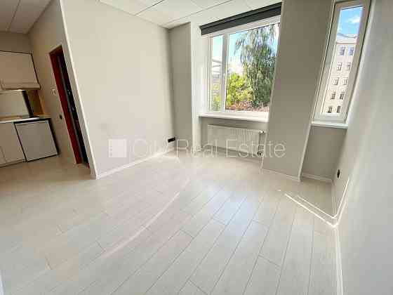 Фасадный дом, реновированный дом, закрытый двор, вход с улицы, лифт, лестничная Rīga