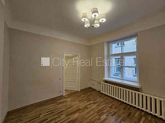 Фасадный дом, реставрированный дом, благоустроенная озеленённая территория, Рига