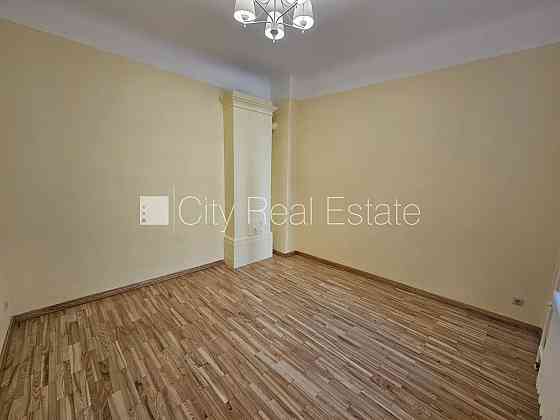 Фасадный дом, реставрированный дом, благоустроенная озеленённая территория, Рига