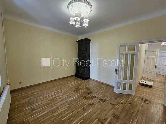 Фасадный дом, реставрированный дом, благоустроенная озеленённая территория, Рига