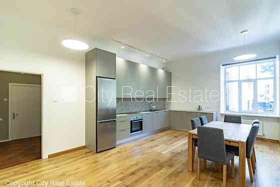 Фасадный дом, благоустроенный озеленённый двор, лестничная клетка после Рига