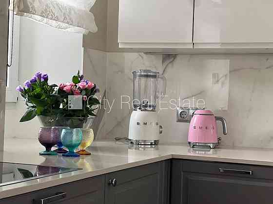 Фасадный дом, реновированный дом, реставрированный дом, место для машины, вход с Рига