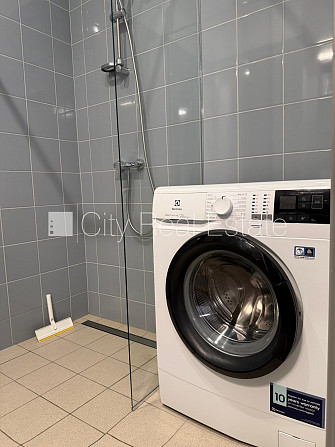 Фасадный дом, реновированный дом, благоустроенная озеленённая территория, лифт, Рига - изображение 11