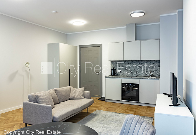 Фасадный дом, реновированный дом, благоустроенная озеленённая территория, лифт, Рига - изображение 1