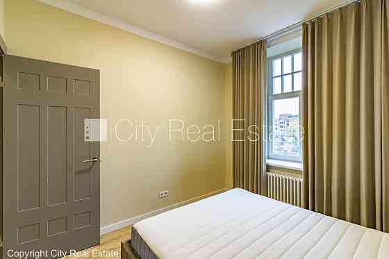 Фасадный дом, реновированный дом, благоустроенная озеленённая территория, вход с Рига