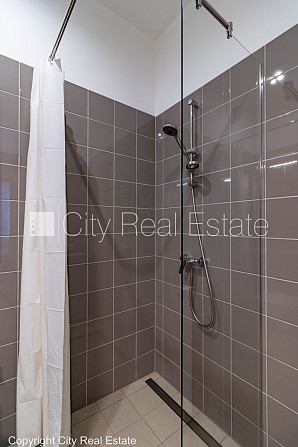 Фасадный дом, реновированный дом, благоустроенная озеленённая территория, лифт, Рига - изображение 12