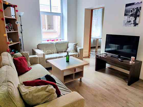 Здание во дворе, реновированный дом, благоустроенная озеленённая территория, Рига