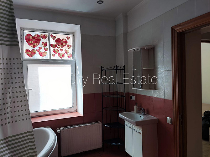 Здание во дворе, реновированный дом, благоустроенная озеленённая территория, Рига - изображение 10