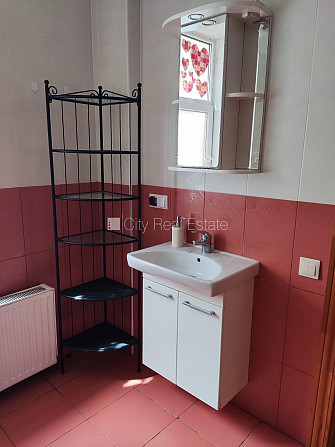 Здание во дворе, реновированный дом, благоустроенная озеленённая территория, Рига - изображение 11