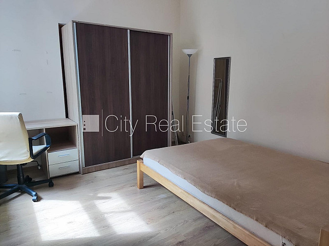 Здание во дворе, реновированный дом, благоустроенная озеленённая территория, Рига - изображение 9