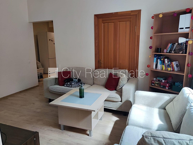 Здание во дворе, реновированный дом, благоустроенная озеленённая территория, Рига - изображение 8