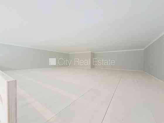 Здание во дворе, реновированный дом, закрытый двор, вход с улицы и со двора, Рига