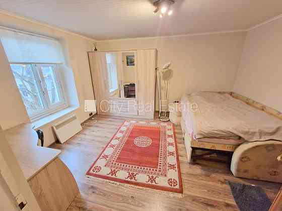 Здание во дворе, место для машины, вход со двора, окна выходят во двор, Рига