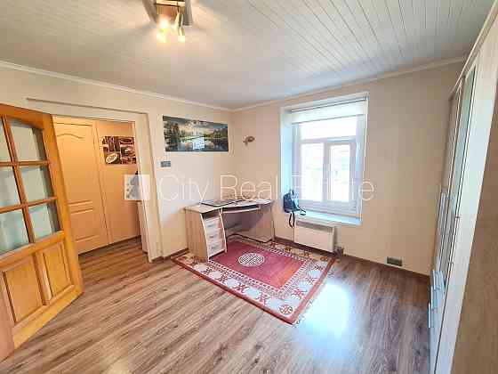 Здание во дворе, место для машины, вход со двора, окна выходят во двор, Рига