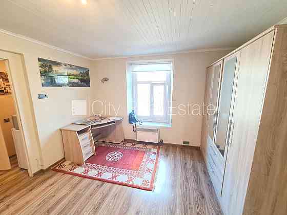 Здание во дворе, место для машины, вход со двора, окна выходят во двор, Рига