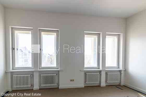 Фасадный дом, реновированный дом, закрытый двор, вход с улицы и со двора, лифт, Рига