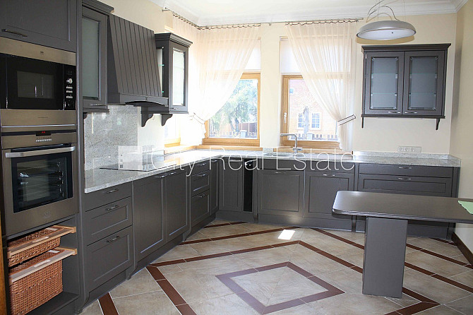 Privātmāja, labiekārtota apzaļumota teritorija, iežogota teritorija, teritorijas iebrauktuves Jūrmala - foto 3