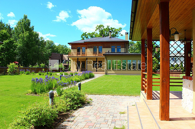 Privātmāja, labiekārtota apzaļumota teritorija, iežogota teritorija, teritorijas iebrauktuves Jūrmala - foto 1