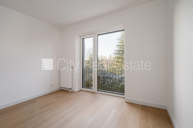 Рядный дом, благоустроенная озеленённая территория, закрытая территория, место Рига - изображение 18