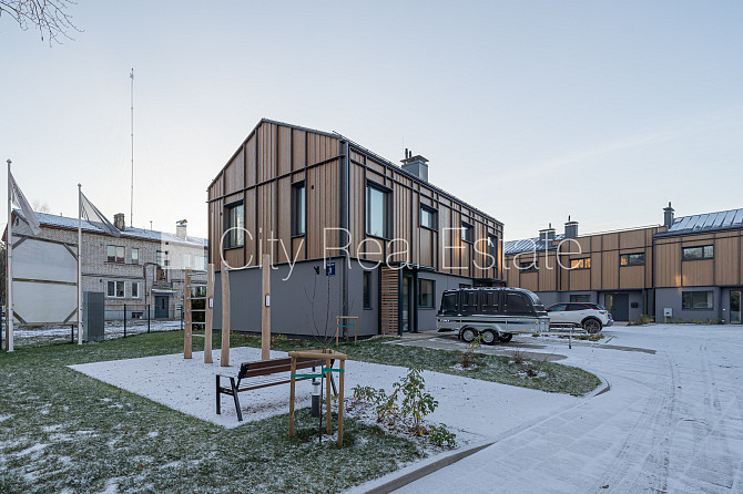 Рядный дом, благоустроенная озеленённая территория, закрытая территория, место Рига - изображение 1