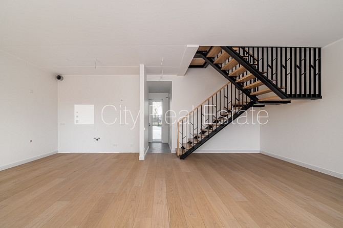 Рядный дом, благоустроенная озеленённая территория, закрытая территория, место Рига - изображение 6