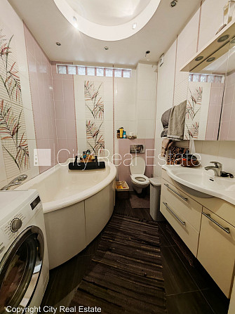 Zeme īpašumā, fasādes māja, restaurēta māja, labiekārtots apzaļumots pagalms, slēgts Rīga - foto 7