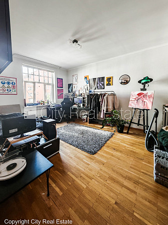 Zeme īpašumā, fasādes māja, restaurēta māja, labiekārtots apzaļumots pagalms, slēgts Rīga - foto 1