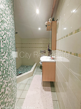 Zeme īpašumā, fasādes māja, restaurēta māja, labiekārtots apzaļumots pagalms, slēgts Rīga - foto 18