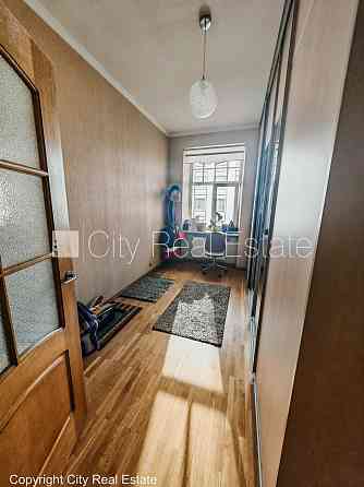 Фасадный дом, реставрированный дом, благоустроенный озеленённый двор, закрытый Rīga