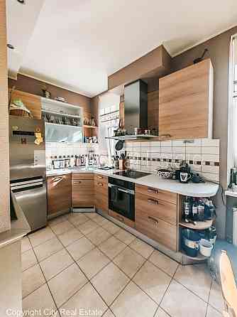 Фасадный дом, реставрированный дом, благоустроенный озеленённый двор, закрытый Rīga