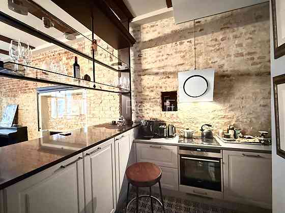 Фасадный дом, реновированный дом, подъездная дорога покрыта брущаткoй, вход с Рига