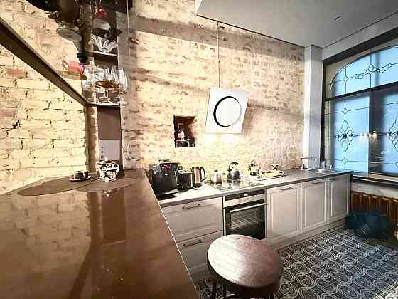 Фасадный дом, реновированный дом, подъездная дорога покрыта брущаткoй, вход с Рига