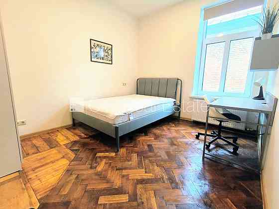 Здание во дворе, количество спален 3 шт., изолированные комнаты 3 шт., студио, кухня Rīga