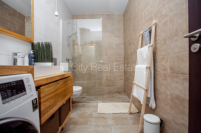 Jaunceltne, fasādes māja, slēgts pagalms, vieta automašīnai, ieeja no pagalma, kāpņu telpa Rīga - foto 6