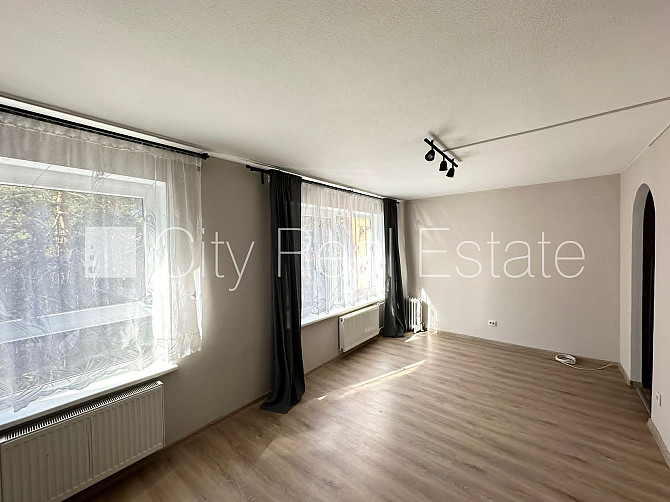 Pagalma māja, labiekārtota apzaļumota teritorija, vieta vairākām automašīnām, ieeja no Rīga - foto 2