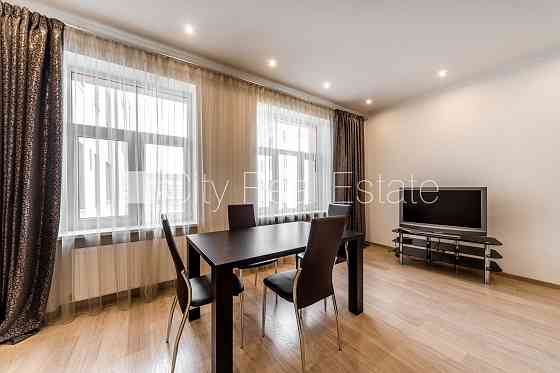 Реставрированный дом, лестничная клетка после косметического ремонта, окна Rīga