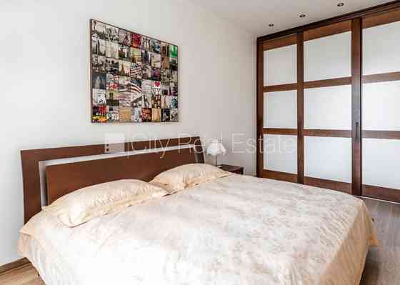 Реставрированный дом, лестничная клетка после косметического ремонта, окна Rīga