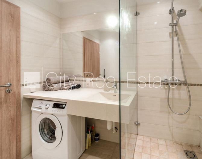 Restaurēta māja, kāpņu telpa pēc kosmētiskā remonta, logi vērsti uz pagalma pusi, Rīga - foto 10