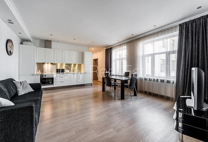 Restaurēta māja, kāpņu telpa pēc kosmētiskā remonta, logi vērsti uz pagalma pusi, Rīga - foto 1