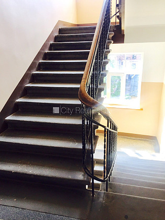 Restaurēta māja, kāpņu telpa pēc kosmētiskā remonta, logi vērsti uz pagalma pusi, Rīga - foto 11