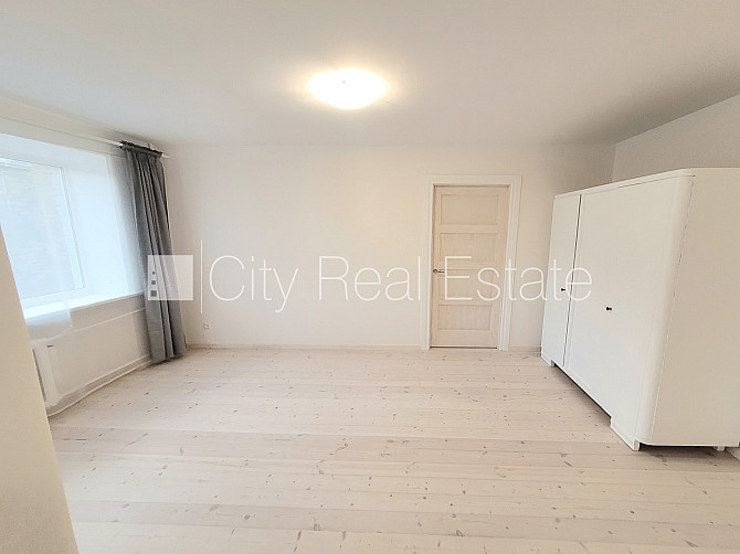 Zaļā teritorija, bezmaksas stāvvieta pagalmā, kāpņu telpa pēc kosmētiskā remonta, logi Rīga - foto 8