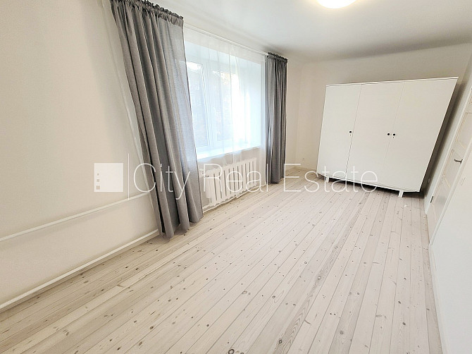 Zaļā teritorija, bezmaksas stāvvieta pagalmā, kāpņu telpa pēc kosmētiskā remonta, logi Rīga - foto 12