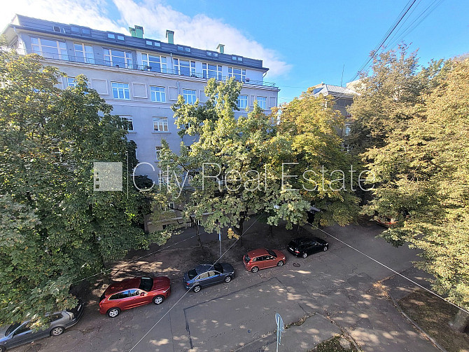 Zaļā teritorija, bezmaksas stāvvieta pagalmā, kāpņu telpa pēc kosmētiskā remonta, logi Rīga - foto 20